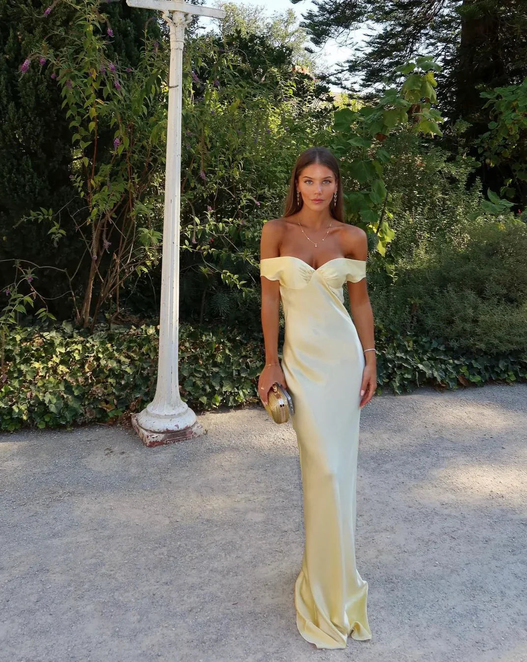 Abito da sposa a sirena con spalle scoperte e gonna svasata