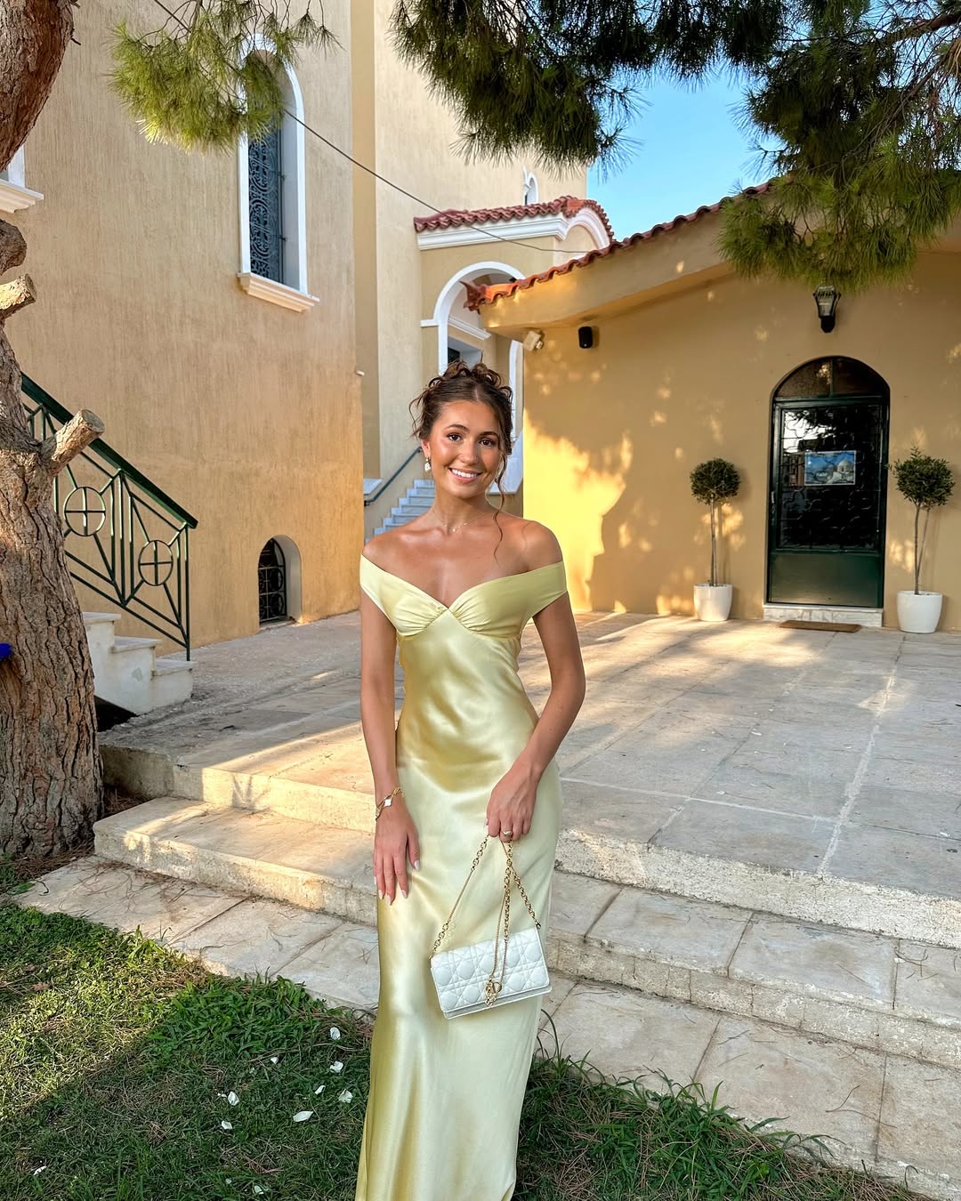 Abito da sposa a sirena con spalle scoperte e gonna svasata