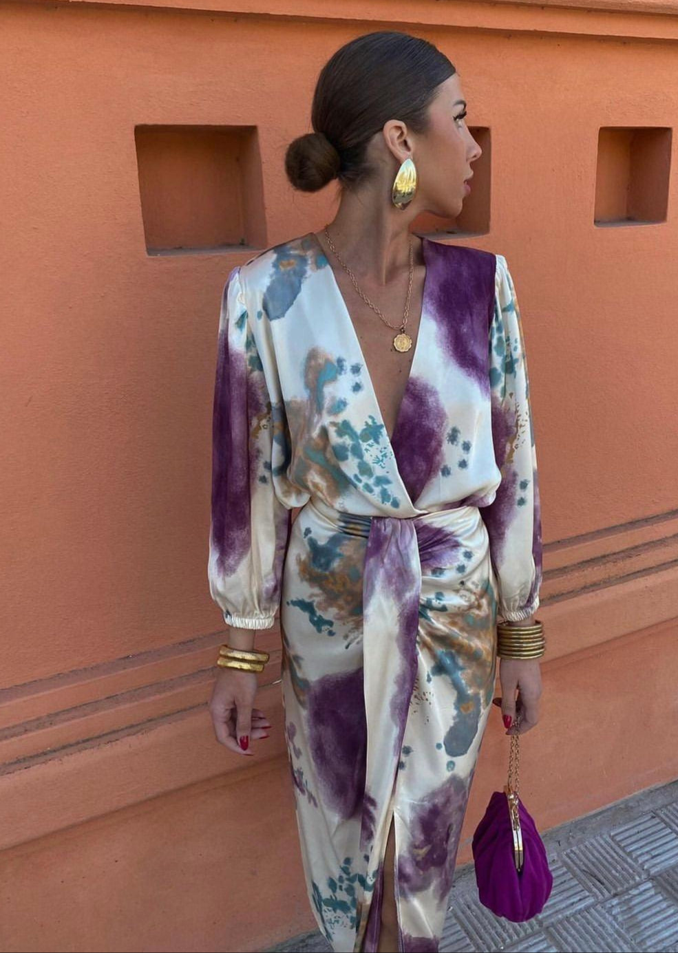 Abito elegante con scollo a V e taglio aderente ideale per l'autunno 0