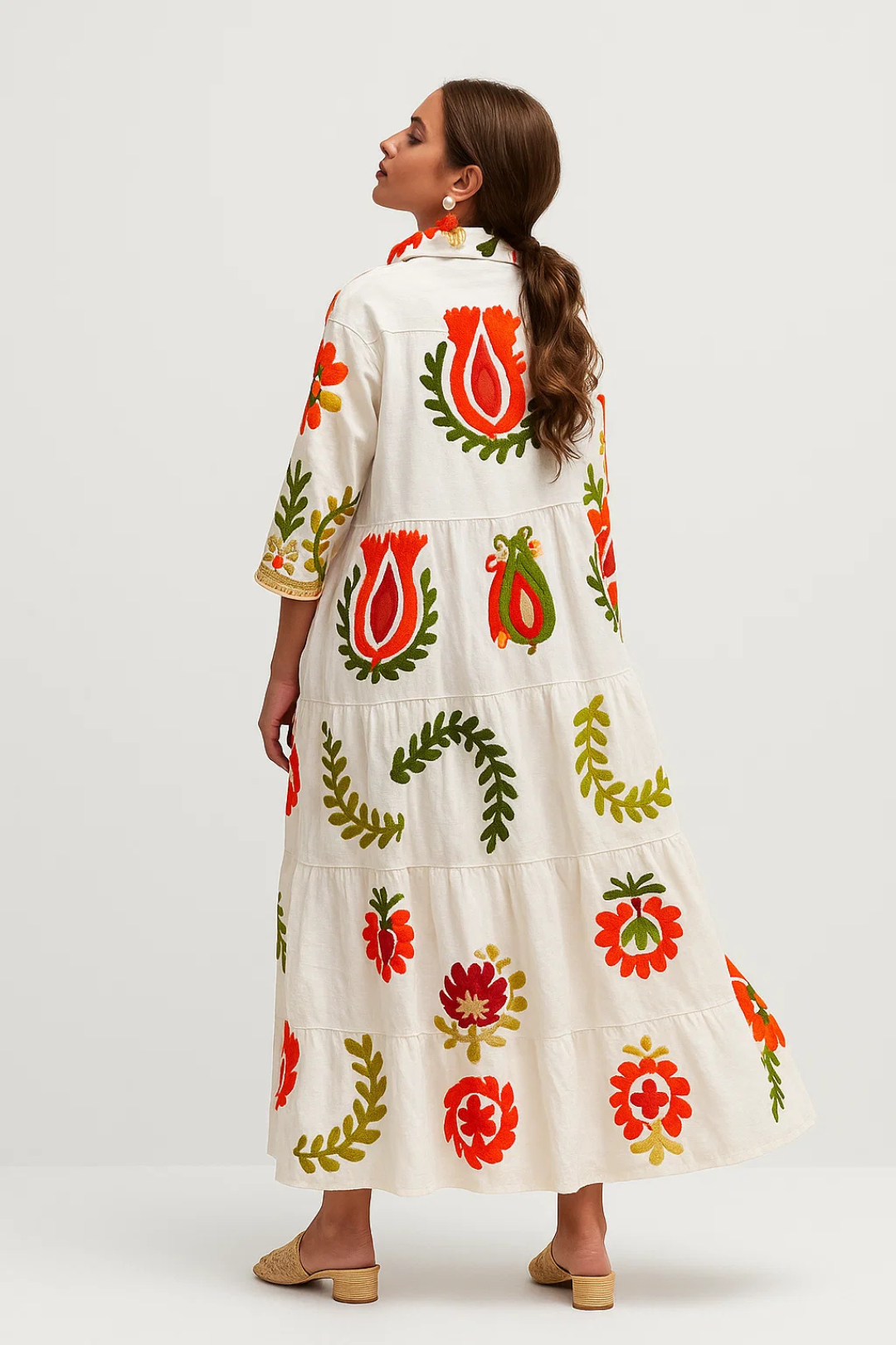 Abito lungo con maniche a tre quarti e motivo floreale ricamato 2