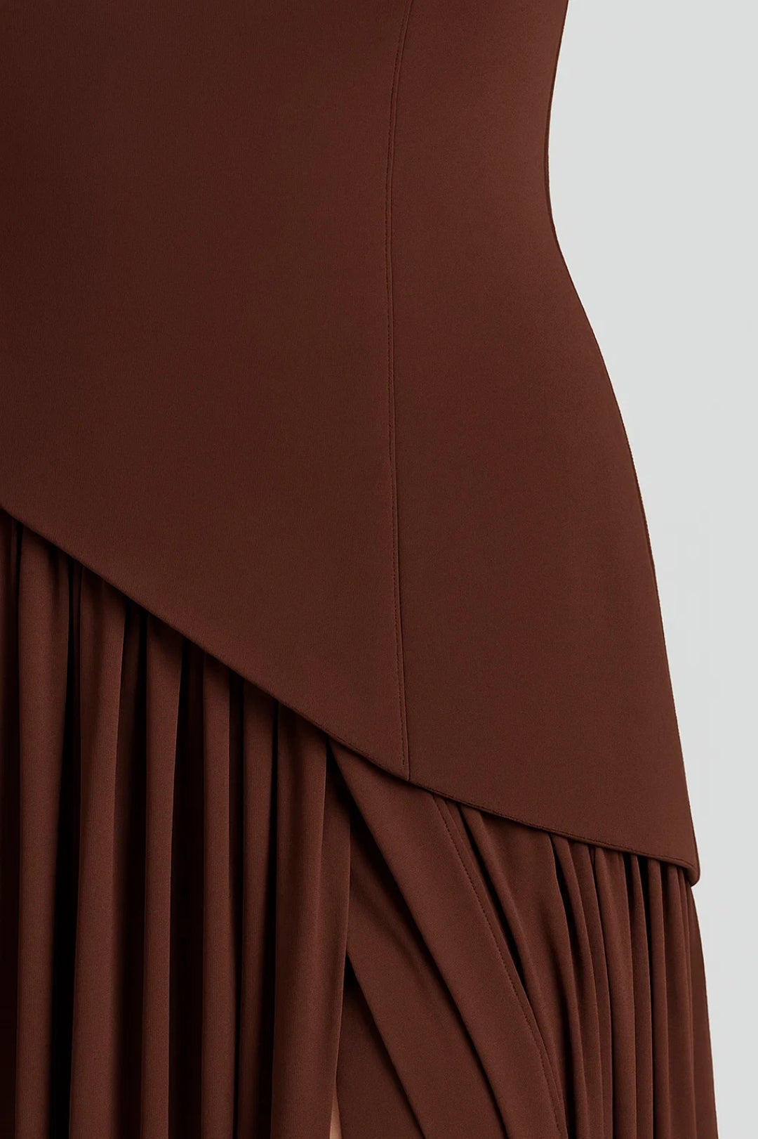 Abito lungo con spacco alto e drappeggio laterale Donna | Linea slanciata & Movimento elegante