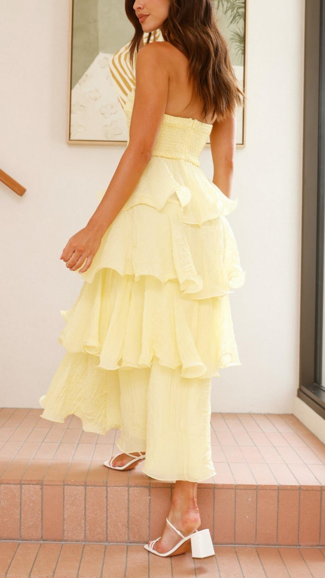 Abito lungo con volant Silhouette romantica e elementi raffinati