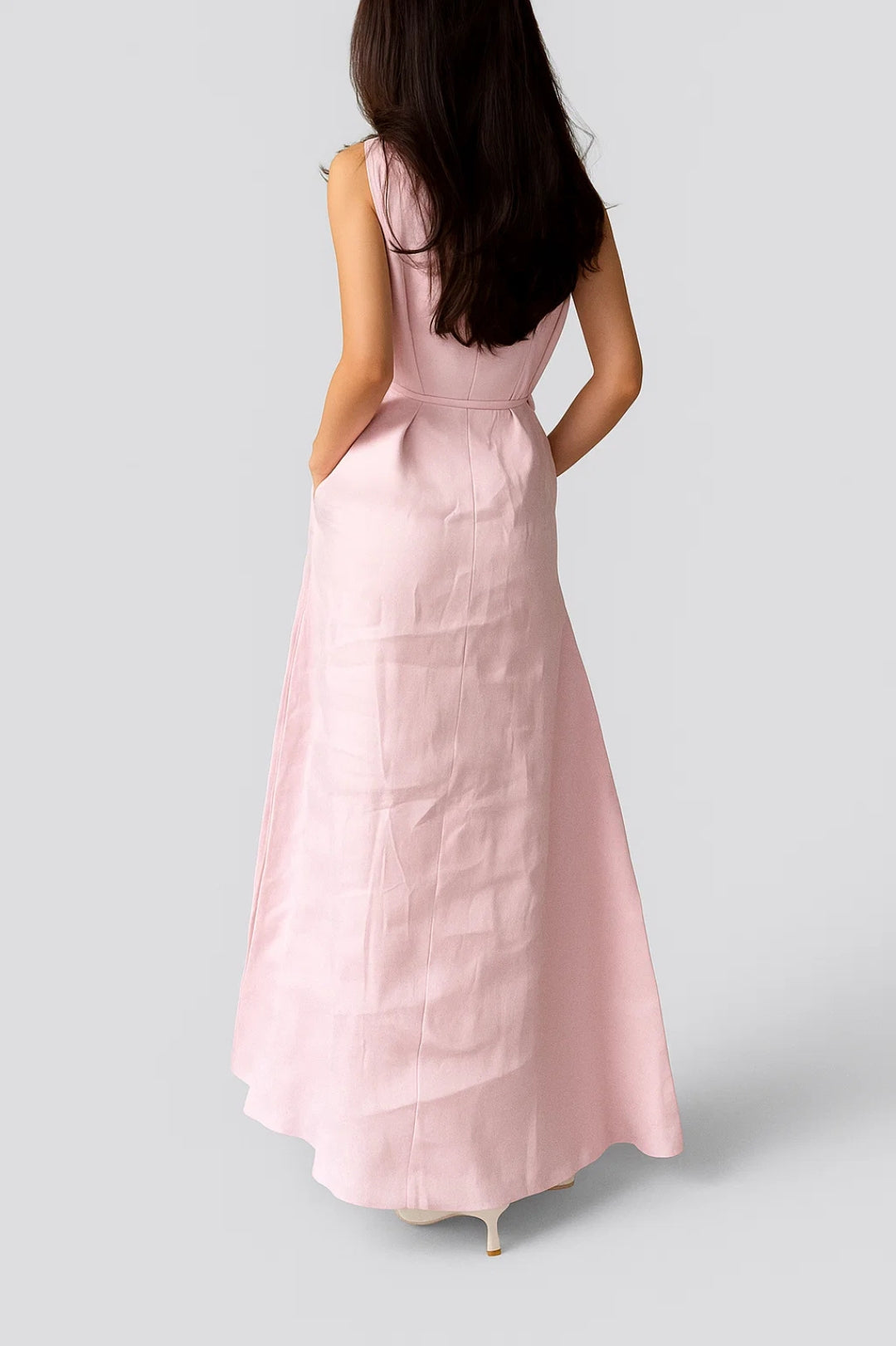 Abito lungo senza maniche con cintura sottile