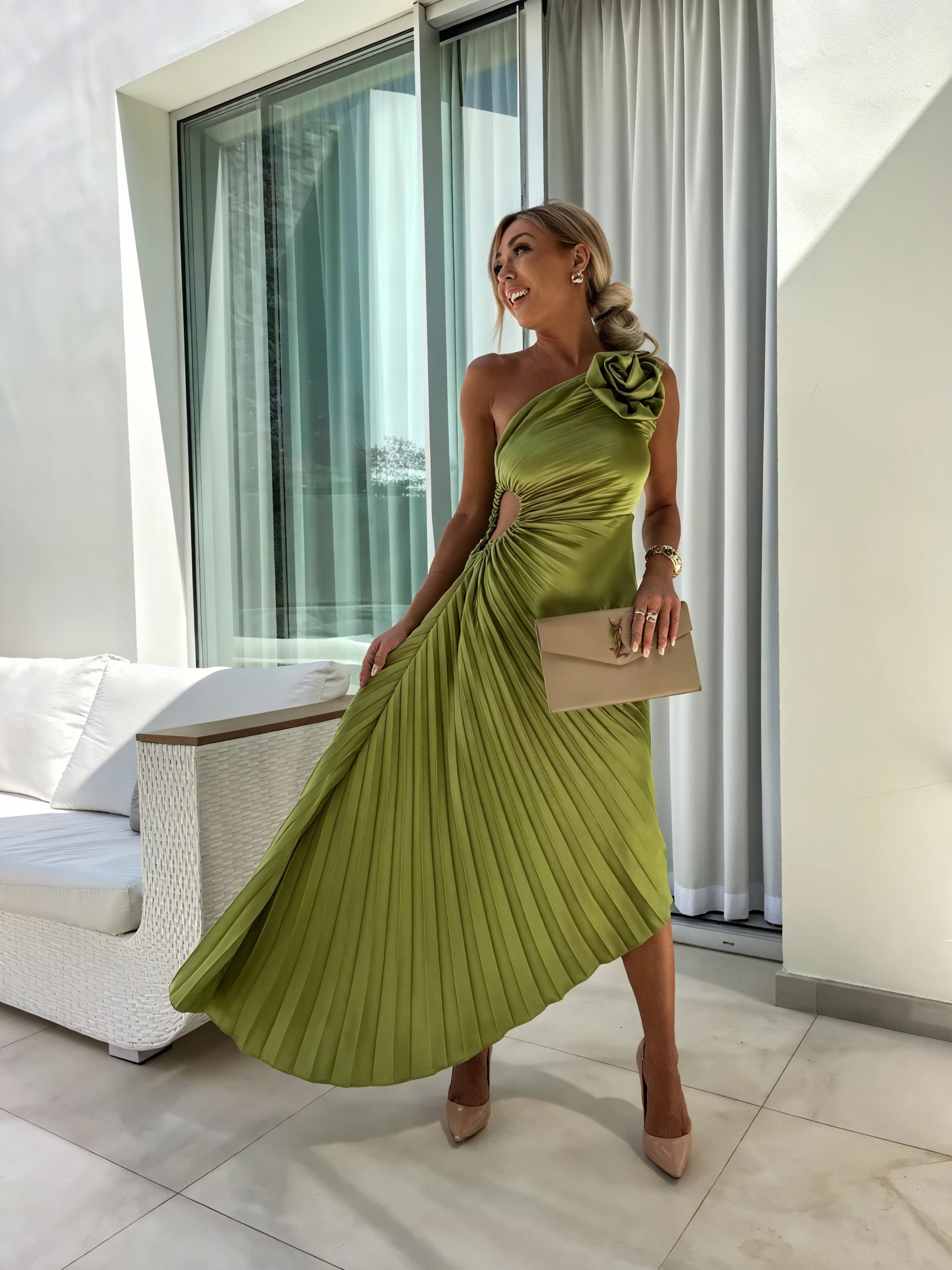 Abito Monospalla: Eleganza e Fascino Senza Tempo 6