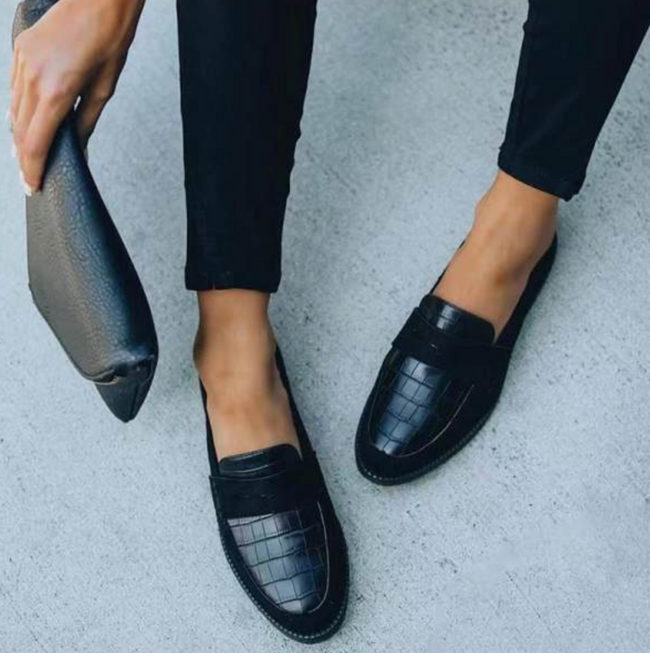Nahaufnahme eines Bilds von eleganten schwarzen Schuhen