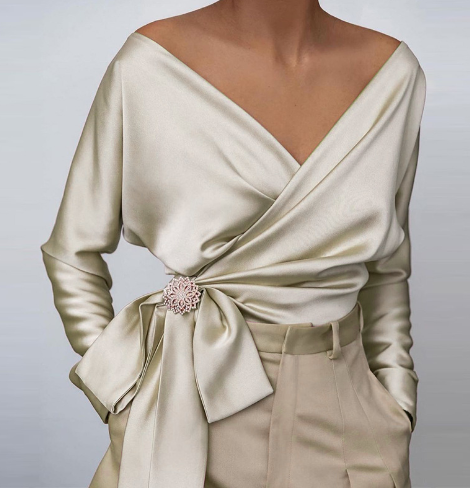 Camicetta Donna Elegante | Scollatura a V & Fiocco con Spilla Gioiello