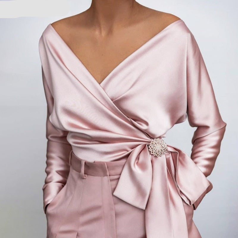 Camicetta Donna Elegante | Scollatura a V & Fiocco con Spilla Gioiello