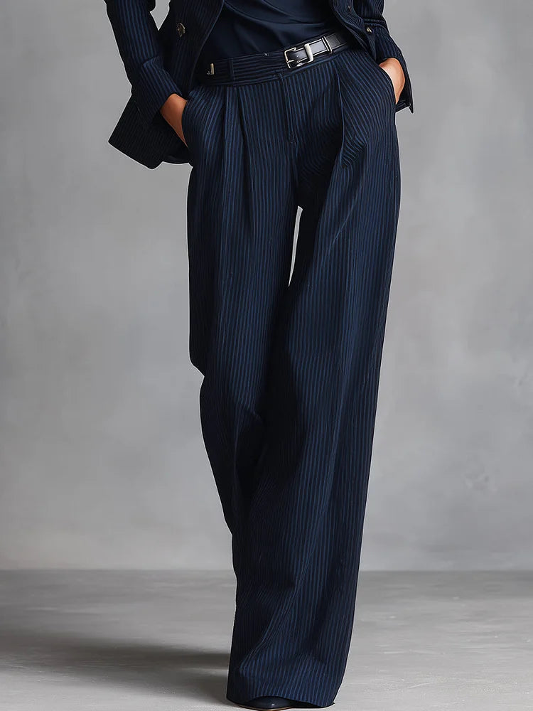 Completo da donna in stile classico doppiopetto a righe blu navy 1