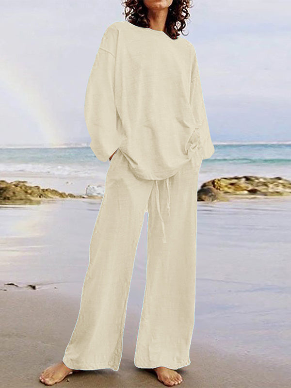 Completo due pezzi composto da maglia a maniche lunghe con scollo rotondo e pantaloni con coulisse, in tinta unita. 2