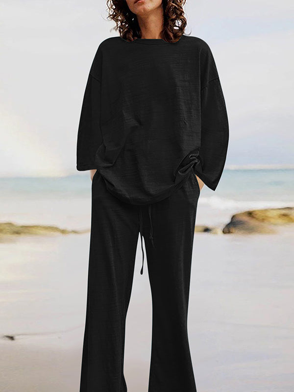Completo due pezzi composto da maglia a maniche lunghe con scollo rotondo e pantaloni con coulisse, in tinta unita. 3