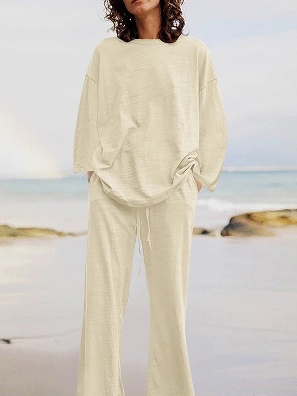 Completo due pezzi composto da maglia a maniche lunghe con scollo rotondo e pantaloni con coulisse, in tinta unita. 4