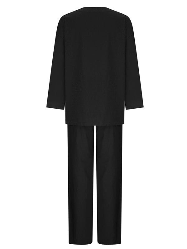 Completo due pezzi composto da maglia a maniche lunghe con scollo rotondo e pantaloni con coulisse, in tinta unita. 6