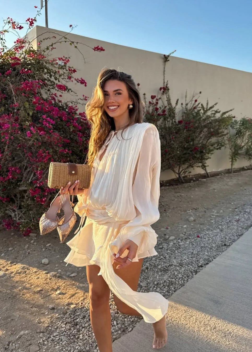 Mini abito donna arricciato con spalle definite