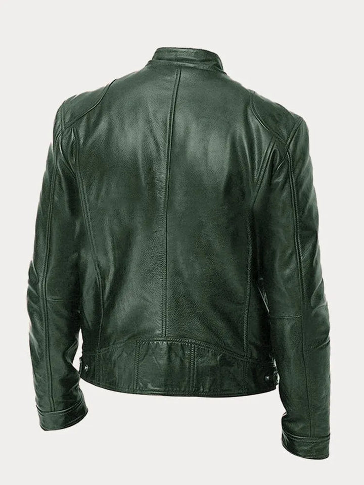 Giacca in pelle verde scuro da uomo vista posteriore, design moderno, colletto rialzato, cuciture dettagliate, moda autunnale, abbigliamento casual.