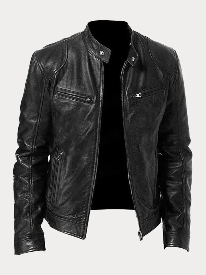Giacca in pelle nera da uomo, stile motociclista, con cerniere e tasche frontali. Design moderno, ideale per look casual e urbano.