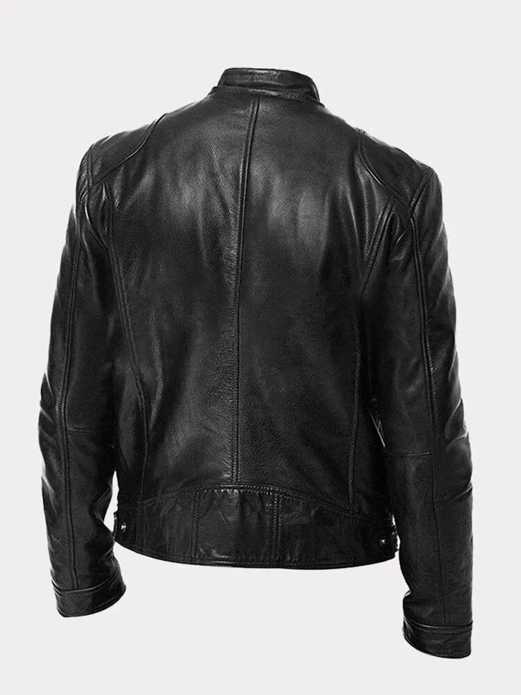 Giacca in pelle nera da uomo vista posteriore, design classico, colletto rialzato, cuciture dettagliate. Moda maschile, abbigliamento invernale.
