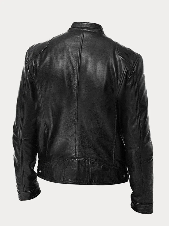 Giacca in pelle nera da uomo vista posteriore, design classico, colletto rialzato, cuciture dettagliate. Moda maschile, abbigliamento invernale.