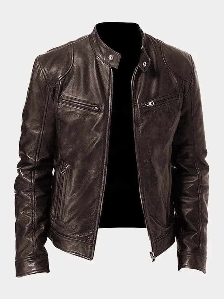 Giacca in pelle marrone da uomo, stile motociclista, con cerniera frontale e tasche, ideale per look casual e moda autunnale.