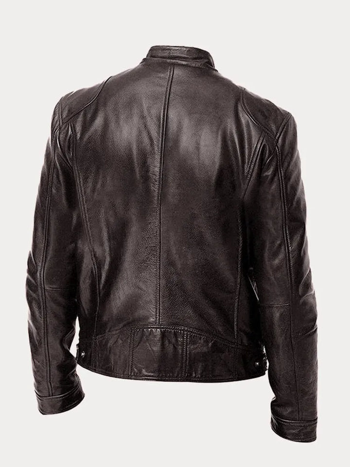 Giacca in pelle nera da uomo vista posteriore, design classico, stile motociclista, cuciture dettagliate, moda autunnale, abbigliamento casual.