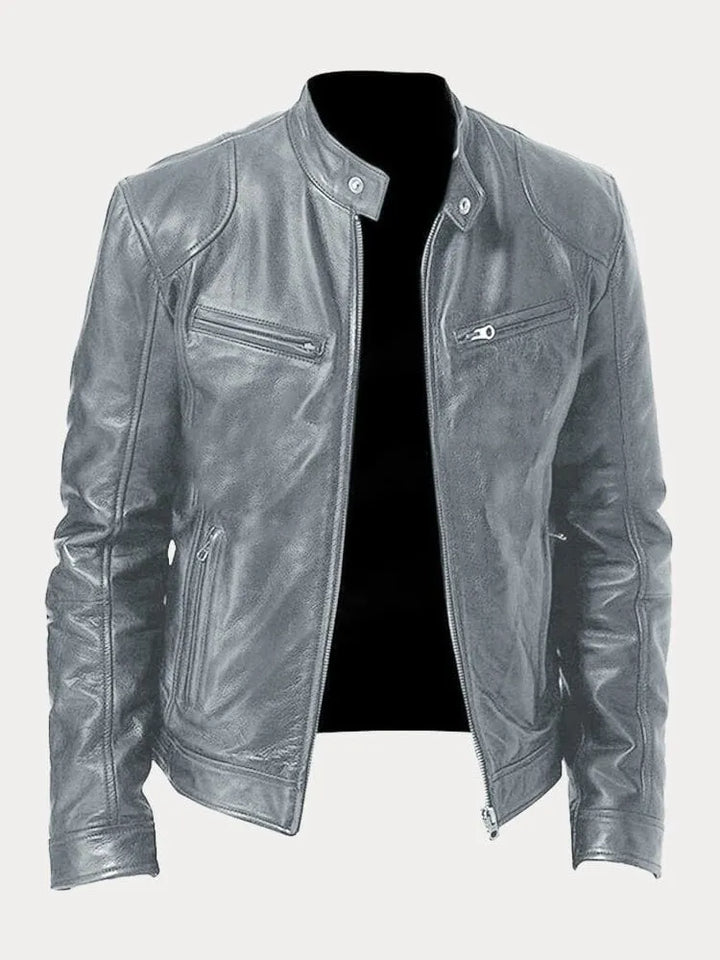 Giacca in pelle grigia da uomo, stile motociclista, con cerniera frontale e tasche con zip, design moderno ed elegante, perfetta per look casual.
