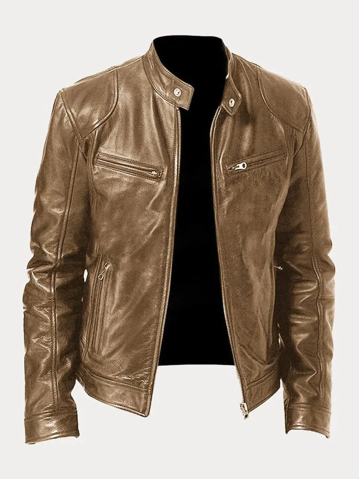 Giacca in pelle marrone da uomo, stile motociclista, con zip frontale e tasche, design moderno ed elegante. Perfetta per look casual e urbani.