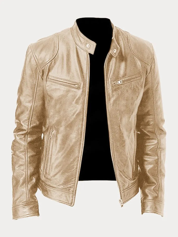 Giacca in pelle marrone chiaro da uomo, stile motociclista, con cerniera frontale e tasche con zip, design moderno e casual.
