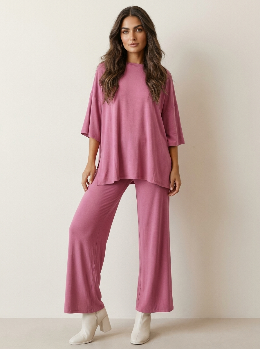 Roze oversized lounge set: wijde broek en losvallende top met korte mouwen