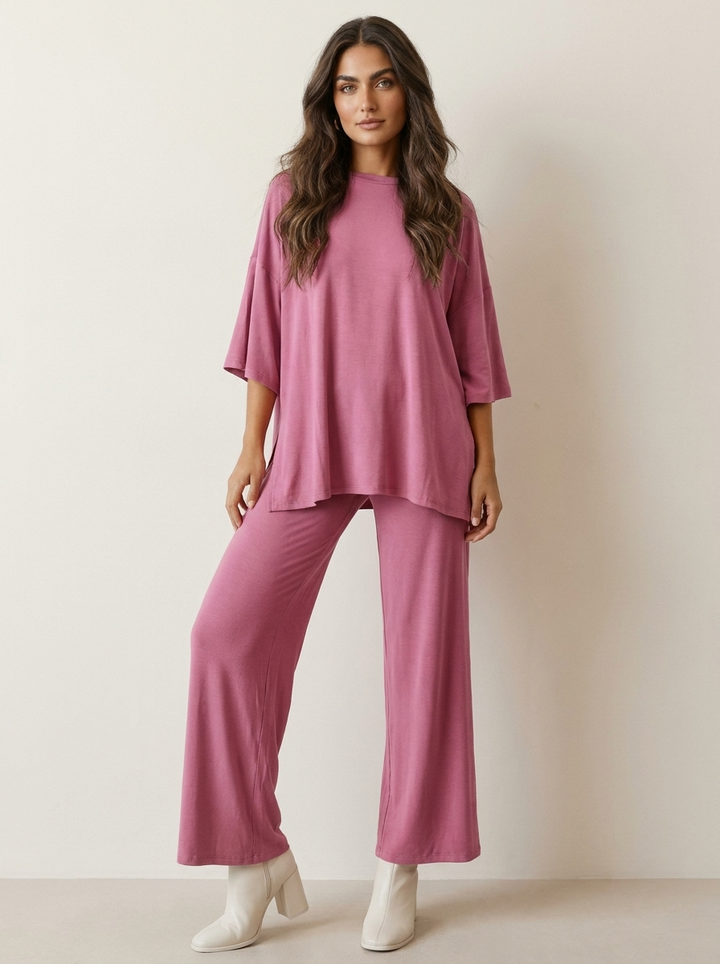 Roze oversized lounge set: wijde broek en losvallende top met korte mouwen